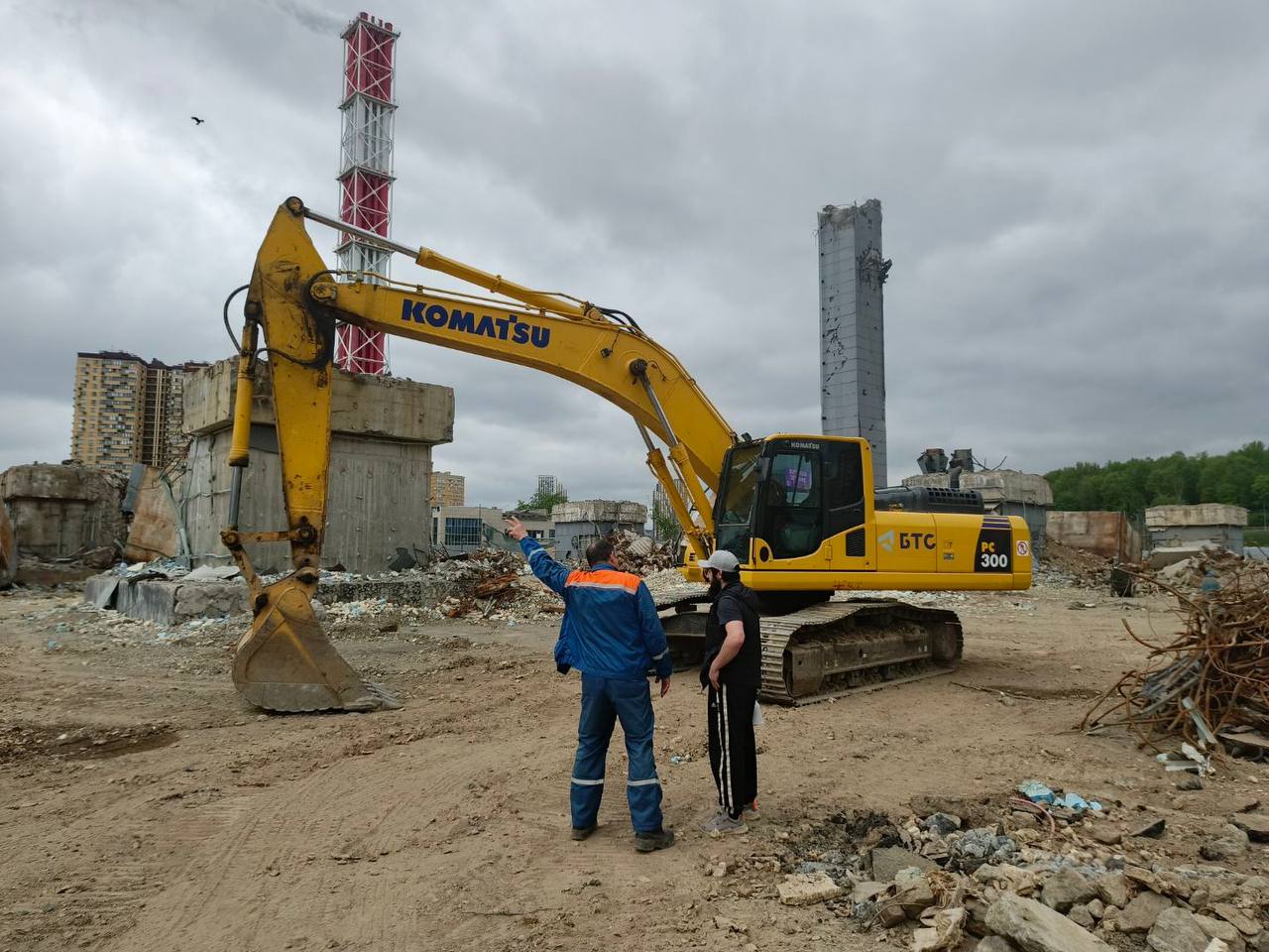 Экскаватор на демонтаже: как Komatsu PC300 и точный машинист закрыли объём работ с опережением графика